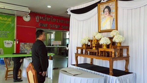 ทน.แม่สอด จัดให้มีการลงนามถวายความอาลัย และถวายสักการะหน้าพระฉายาลักษณ์ สมเด็จพระนางเจ้าสิริกิติ์ พระบรมราชินีนาถ พระบรมราชชนนีพันปีหลวง