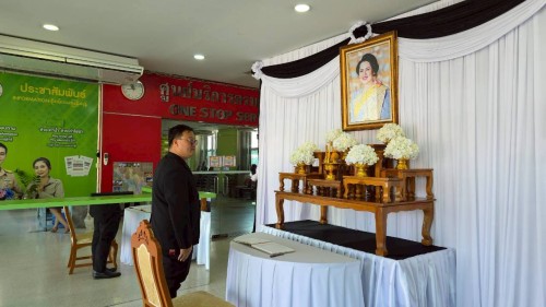 ทน.แม่สอด จัดให้มีการลงนามถวายความอาลัย และถวายสักการะหน้าพระฉายาลักษณ์ สมเด็จพระนางเจ้าสิริกิติ์ พระบรมราชินีนาถ พระบรมราชชนนีพันปีหลวง