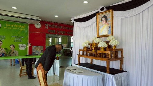 ทน.แม่สอด จัดให้มีการลงนามถวายความอาลัย และถวายสักการะหน้าพระฉายาลักษณ์ สมเด็จพระนางเจ้าสิริกิติ์ พระบรมราชินีนาถ พระบรมราชชนนีพันปีหลวง