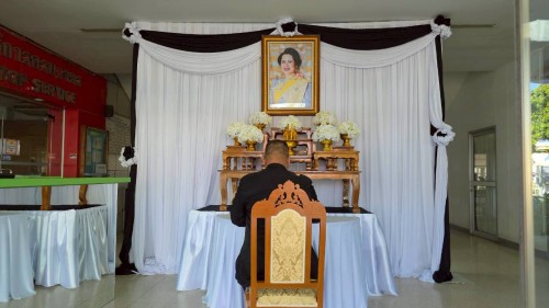 ทน.แม่สอด จัดให้มีการลงนามถวายความอาลัย และถวายสักการะหน้าพระฉายาลักษณ์ สมเด็จพระนางเจ้าสิริกิติ์ พระบรมราชินีนาถ พระบรมราชชนนีพันปีหลวง