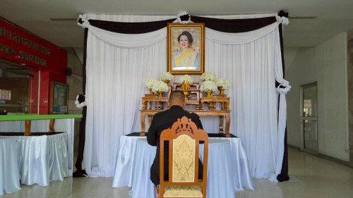 ทน.แม่สอด จัดให้มีการลงนามถวายความอาลัย และถวายสักการะหน้าพระฉายาลักษณ์ สมเด็จพระนางเจ้าสิริกิติ์ พระบรมราชินีนาถ พระบรมราชชนนีพันปีหลวง