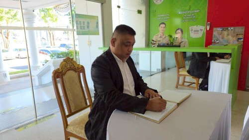 ทน.แม่สอด จัดให้มีการลงนามถวายความอาลัย และถวายสักการะหน้าพระฉายาลักษณ์ สมเด็จพระนางเจ้าสิริกิติ์ พระบรมราชินีนาถ พระบรมราชชนนีพันปีหลวง