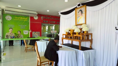 ทน.แม่สอด จัดให้มีการลงนามถวายความอาลัย และถวายสักการะหน้าพระฉายาลักษณ์ สมเด็จพระนางเจ้าสิริกิติ์ พระบรมราชินีนาถ พระบรมราชชนนีพันปีหลวง