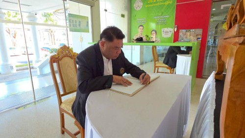 ทน.แม่สอด จัดให้มีการลงนามถวายความอาลัย และถวายสักการะหน้าพระฉายาลักษณ์ สมเด็จพระนางเจ้าสิริกิติ์ พระบรมราชินีนาถ พระบรมราชชนนีพันปีหลวง