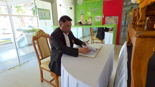 ทน.แม่สอด จัดให้มีการลงนามถวายความอาลัย และถวายสักการะหน้าพระฉายาลักษณ์ สมเด็จพระนางเจ้าสิริกิติ์ พระบรมราชินีนาถ พระบรมราชชนนีพันปีหลวง