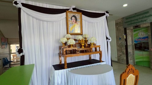 ทน.แม่สอด จัดให้มีการลงนามถวายความอาลัย และถวายสักการะหน้าพระฉายาลักษณ์ สมเด็จพระนางเจ้าสิริกิติ์ พระบรมราชินีนาถ พระบรมราชชนนีพันปีหลวง