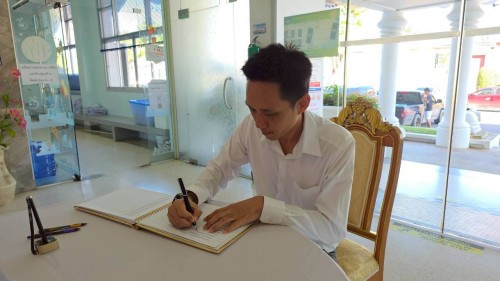 ทน.แม่สอด จัดให้มีการลงนามถวายความอาลัย และถวายสักการะหน้าพระฉายาลักษณ์ สมเด็จพระนางเจ้าสิริกิติ์ พระบรมราชินีนาถ พระบรมราชชนนีพันปีหลวง