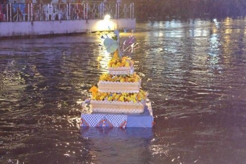 เทศบาลนครแม่สอด ร่วมพิธีขอขมาพระแม่คงคา (ถวายผ้าป่าน้ำ) ในการจัดงานประเพณีลอยกระทงสายไหลประทีป 1,000 ดวง ประจำปี 2568