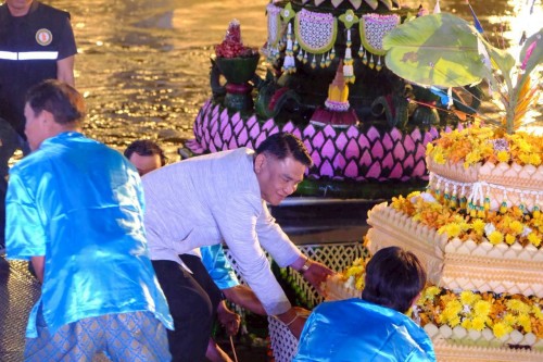 เทศบาลนครแม่สอด ร่วมพิธีขอขมาพระแม่คงคา (ถวายผ้าป่าน้ำ) ในการจัดงานประเพณีลอยกระทงสายไหลประทีป 1,000 ดวง ประจำปี 2568