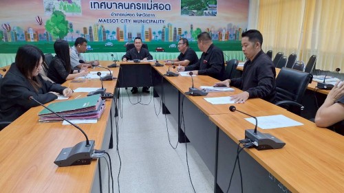 เทศบาลนครแม่สอด จัดประชุมติดตามผลการปฏิบัติงานกองช่างสุขาภิบาล