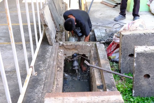 ทน.แม่สอด ลงพื้นที่ดำเนินการแก้ไขรางระบายน้ำภายในโรงเรียนเทศบาลเฉลิมพระเกียรติสมเด็จพระเทพรัตนราชสุดา ฯ สยามบรมราชกุมารี