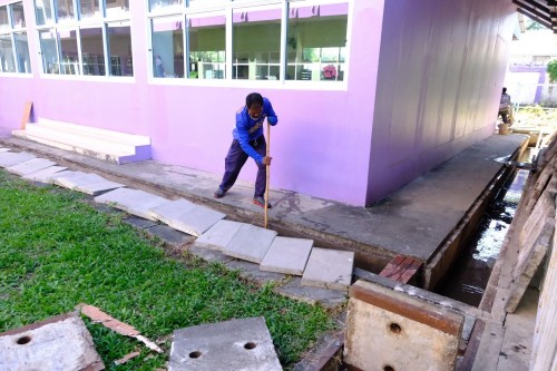 ทน.แม่สอด ลงพื้นที่ดำเนินการแก้ไขรางระบายน้ำภายในโรงเรียนเทศบาลเฉลิมพระเกียรติสมเด็จพระเทพรัตนราชสุดา ฯ สยามบรมราชกุมารี