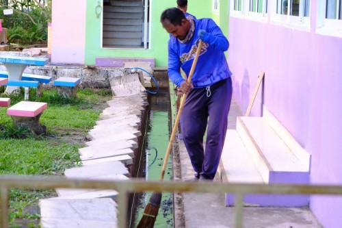 ทน.แม่สอด ลงพื้นที่ดำเนินการแก้ไขรางระบายน้ำภายในโรงเรียนเทศบาลเฉลิมพระเกียรติสมเด็จพระเทพรัตนราชสุดา ฯ สยามบรมราชกุมารี