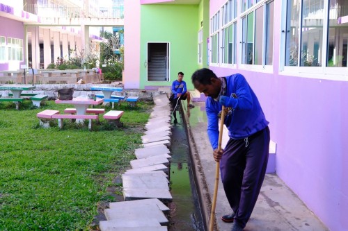 ทน.แม่สอด ลงพื้นที่ดำเนินการแก้ไขรางระบายน้ำภายในโรงเรียนเทศบาลเฉลิมพระเกียรติสมเด็จพระเทพรัตนราชสุดา ฯ สยามบรมราชกุมารี