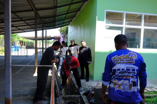 ทน.แม่สอด ลงพื้นที่ดำเนินการแก้ไขรางระบายน้ำภายในโรงเรียนเทศบาลเฉลิมพระเกียรติสมเด็จพระเทพรัตนราชสุดา ฯ สยามบรมราชกุมารี