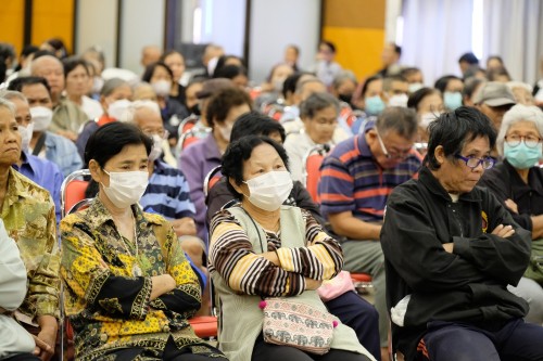 เทศบาลนครแม่สอด ร่วมกิจกรรมมอบเสื้อกันหนาว ส่งต่อความอบอุ่น สู่หัวใจชาวเทศบาลนครแม่สอด