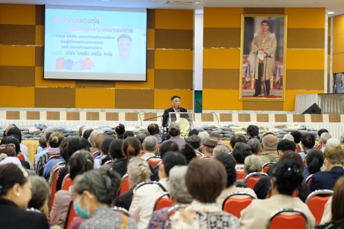 เทศบาลนครแม่สอด ร่วมกิจกรรมมอบเสื้อกันหนาว ส่งต่อความอบอุ่น สู่หัวใจชาวเทศบาลนครแม่สอด