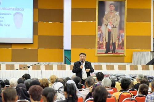 เทศบาลนครแม่สอด ร่วมกิจกรรมมอบเสื้อกันหนาว ส่งต่อความอบอุ่น สู่หัวใจชาวเทศบาลนครแม่สอด