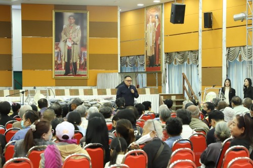 เทศบาลนครแม่สอด ร่วมกิจกรรมมอบเสื้อกันหนาว ส่งต่อความอบอุ่น สู่หัวใจชาวเทศบาลนครแม่สอด