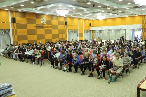 เทศบาลนครแม่สอด ร่วมกิจกรรมมอบเสื้อกันหนาว ส่งต่อความอบอุ่น สู่หัวใจชาวเทศบาลนครแม่สอด