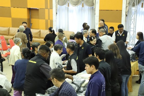 เทศบาลนครแม่สอด ร่วมกิจกรรมมอบเสื้อกันหนาว ส่งต่อความอบอุ่น สู่หัวใจชาวเทศบาลนครแม่สอด