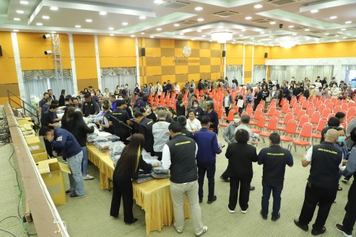 เทศบาลนครแม่สอด ร่วมกิจกรรมมอบเสื้อกันหนาว ส่งต่อความอบอุ่น สู่หัวใจชาวเทศบาลนครแม่สอด