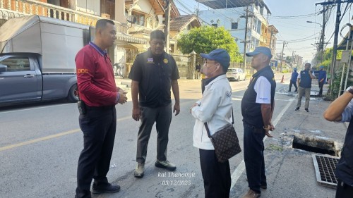 ทน.แม่สอด ลงพื้นที่บูรณาการร่วมกับเรือนจำอำเภอแม่สอดดำเนินการขุดลอกท่อระบายน้ำบริเวณหน้าวัดดอนไชยถึงบริเวณวงเวียนหอนาฬิกา
