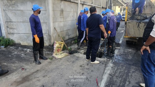 ทน.แม่สอด ลงพื้นที่บูรณาการร่วมกับเรือนจำอำเภอแม่สอดดำเนินการขุดลอกท่อระบายน้ำบริเวณหน้าวัดดอนไชยถึงบริเวณวงเวียนหอนาฬิกา