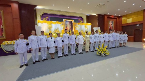 ทน.แม่สอด ร่วมพิธีเจริญพระพุทธมนต์และทำบุญตักบาตรถวายพระราชกุศล เนื่องในวันคล้ายวันพระบรมราชสมภพ พระบาทสมเด็จพระบรมชนกาธิเบศร มหาภูมิพลอดุลยเดชมหาราช บรมนาถบพิตร วันชาติและวันพ่อแห่งชาติ 5 ธันวาคม 2568