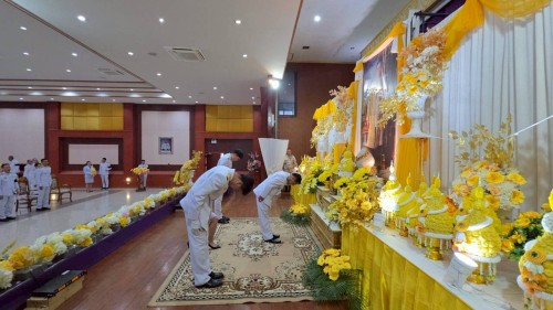 ทน.แม่สอด ร่วมพิธีเจริญพระพุทธมนต์และทำบุญตักบาตรถวายพระราชกุศล เนื่องในวันคล้ายวันพระบรมราชสมภพ พระบาทสมเด็จพระบรมชนกาธิเบศร มหาภูมิพลอดุลยเดชมหาราช บรมนาถบพิตร วันชาติและวันพ่อแห่งชาติ 5 ธันวาคม 2568