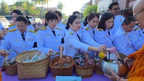 ทน.แม่สอด ร่วมพิธีเจริญพระพุทธมนต์และทำบุญตักบาตรถวายพระราชกุศล เนื่องในวันคล้ายวันพระบรมราชสมภพ พระบาทสมเด็จพระบรมชนกาธิเบศร มหาภูมิพลอดุลยเดชมหาราช บรมนาถบพิตร วันชาติและวันพ่อแห่งชาติ 5 ธันวาคม 2568