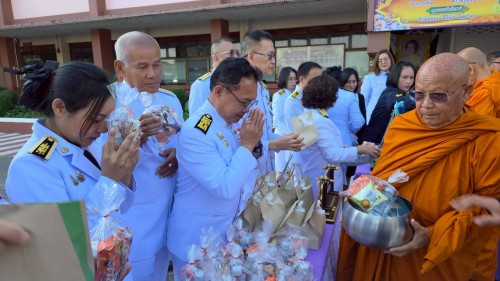 ทน.แม่สอด ร่วมพิธีเจริญพระพุทธมนต์และทำบุญตักบาตรถวายพระราชกุศล เนื่องในวันคล้ายวันพระบรมราชสมภพ พระบาทสมเด็จพระบรมชนกาธิเบศร มหาภูมิพลอดุลยเดชมหาราช บรมนาถบพิตร วันชาติและวันพ่อแห่งชาติ 5 ธันวาคม 2568