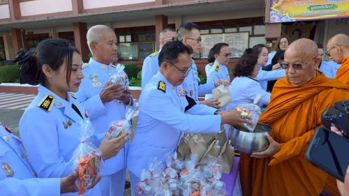 ทน.แม่สอด ร่วมพิธีเจริญพระพุทธมนต์และทำบุญตักบาตรถวายพระราชกุศล เนื่องในวันคล้ายวันพระบรมราชสมภพ พระบาทสมเด็จพระบรมชนกาธิเบศร มหาภูมิพลอดุลยเดชมหาราช บรมนาถบพิตร วันชาติและวันพ่อแห่งชาติ 5 ธันวาคม 2568