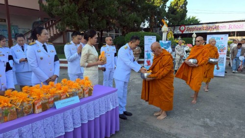 ทน.แม่สอด ร่วมพิธีเจริญพระพุทธมนต์และทำบุญตักบาตรถวายพระราชกุศล เนื่องในวันคล้ายวันพระบรมราชสมภพ พระบาทสมเด็จพระบรมชนกาธิเบศร มหาภูมิพลอดุลยเดชมหาราช บรมนาถบพิตร วันชาติและวันพ่อแห่งชาติ 5 ธันวาคม 2568