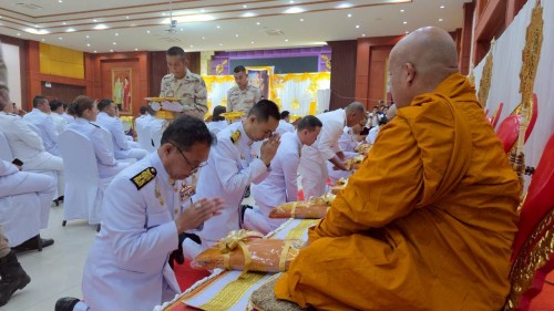 ทน.แม่สอด ร่วมพิธีเจริญพระพุทธมนต์และทำบุญตักบาตรถวายพระราชกุศล เนื่องในวันคล้ายวันพระบรมราชสมภพ พระบาทสมเด็จพระบรมชนกาธิเบศร มหาภูมิพลอดุลยเดชมหาราช บรมนาถบพิตร วันชาติและวันพ่อแห่งชาติ 5 ธันวาคม 2568