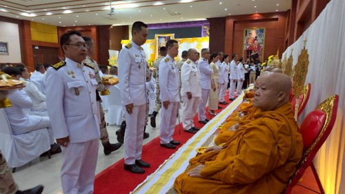 ทน.แม่สอด ร่วมพิธีเจริญพระพุทธมนต์และทำบุญตักบาตรถวายพระราชกุศล เนื่องในวันคล้ายวันพระบรมราชสมภพ พระบาทสมเด็จพระบรมชนกาธิเบศร มหาภูมิพลอดุลยเดชมหาราช บรมนาถบพิตร วันชาติและวันพ่อแห่งชาติ 5 ธันวาคม 2568