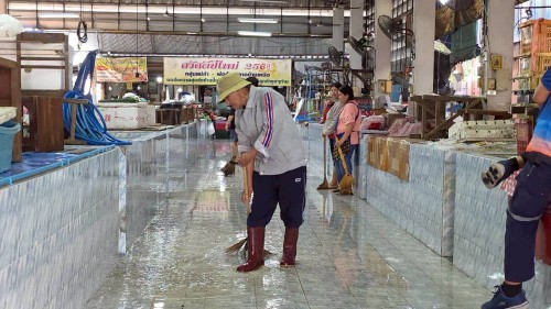 เทศบาลนครแม่สอด ลงพื้นที่ทำความสะอาดตลาดสดบ้านเหนือ เพื่อความสะอาดปลอดภัยถูกสุขอนามัย