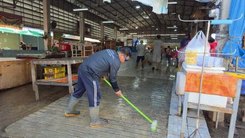 เทศบาลนครแม่สอด ลงพื้นที่ทำความสะอาดตลาดสดบ้านเหนือ เพื่อความสะอาดปลอดภัยถูกสุขอนามัย