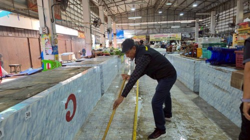 เทศบาลนครแม่สอด ลงพื้นที่ทำความสะอาดตลาดสดบ้านเหนือ เพื่อความสะอาดปลอดภัยถูกสุขอนามัย