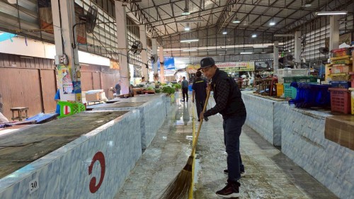 เทศบาลนครแม่สอด ลงพื้นที่ทำความสะอาดตลาดสดบ้านเหนือ เพื่อความสะอาดปลอดภัยถูกสุขอนามัย