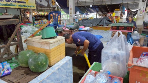 เทศบาลนครแม่สอด ลงพื้นที่ทำความสะอาดตลาดสดบ้านเหนือ เพื่อความสะอาดปลอดภัยถูกสุขอนามัย